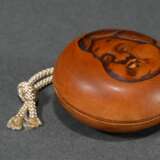 Boxwood Manju netsuke with ‘Okame’ and “mushroom” … - photo 4