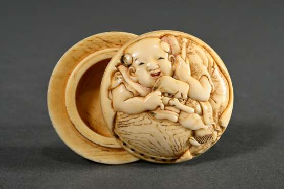 Ivory Manju Netsuke ‘Karako with long-nosed Tengu … - photo 1 Ivory Manju Netsuke ‘Karako with long-nosed Tengu … - photo 1