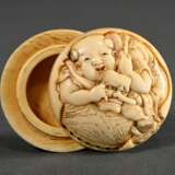 Ivory Manju Netsuke ‘Karako with long-nosed Tengu … - photo 1