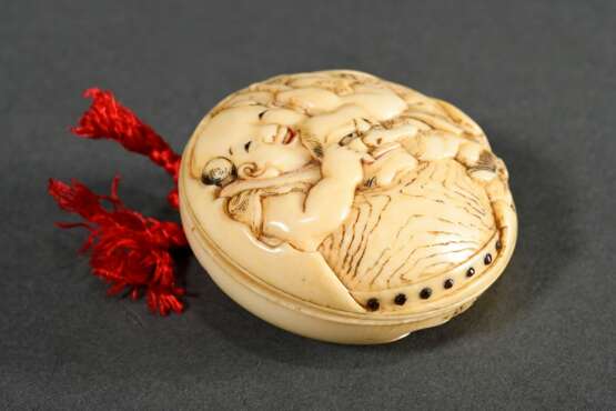 Ivory Manju Netsuke ‘Karako with long-nosed Tengu … - photo 2 Ivory Manju Netsuke ‘Karako with long-nosed Tengu … - photo 2