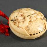 Ivory Manju Netsuke ‘Karako with long-nosed Tengu … - photo 2