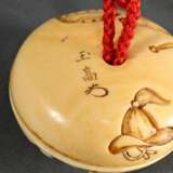 Ivory Manju Netsuke ‘Karako with long-nosed Tengu … - photo 4