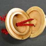 Ivory Manju Netsuke ‘Karako with long-nosed Tengu … - photo 5