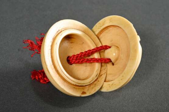 Ivory Manju Netsuke ‘Karako with long-nosed Tengu … - photo 5 Ivory Manju Netsuke ‘Karako with long-nosed Tengu … - photo 5