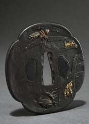 Eisen Tsuba in Mokko Form mit Shibuichi-, Gold- un…