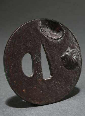 Rundes Eisen Tsuba "Awabischnecke und Pilgermusche… - Foto 1 Rundes Eisen Tsuba "Awabischnecke und Pilgermusche… - Foto 1
