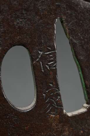 Rundes Eisen Tsuba "Awabischnecke und Pilgermusche… - Foto 2 Rundes Eisen Tsuba "Awabischnecke und Pilgermusche… - Foto 2