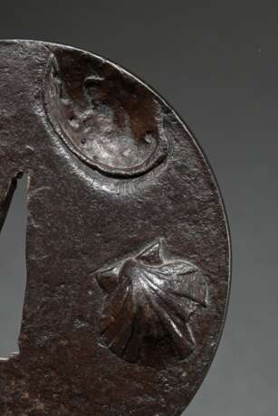 Rundes Eisen Tsuba "Awabischnecke und Pilgermusche… - Foto 3 Rundes Eisen Tsuba "Awabischnecke und Pilgermusche… - Foto 3