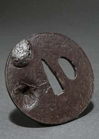 Rundes Eisen Tsuba "Awabischnecke und Pilgermusche… - Foto 4 Rundes Eisen Tsuba "Awabischnecke und Pilgermusche… - Foto 4