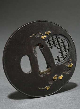 Round iron tsuba with gold inlay, ‘Broken lattice … - photo 1 Round iron tsuba with gold inlay, ‘Broken lattice … - photo 1
