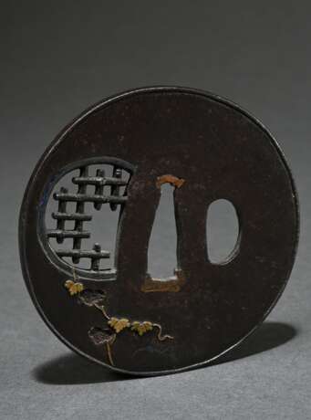 Round iron tsuba with gold inlay, ‘Broken lattice … - photo 2 Round iron tsuba with gold inlay, ‘Broken lattice … - photo 2