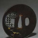 Round iron tsuba with gold inlay, ‘Broken lattice … - photo 2