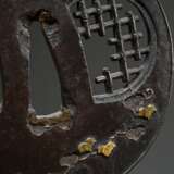 Round iron tsuba with gold inlay, ‘Broken lattice … - photo 3