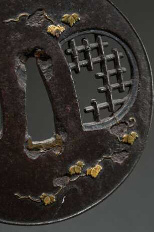 Round iron tsuba with gold inlay, ‘Broken lattice … - photo 3 Round iron tsuba with gold inlay, ‘Broken lattice … - photo 3