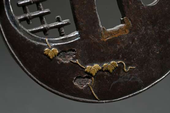 Round iron tsuba with gold inlay, ‘Broken lattice … - photo 4 Round iron tsuba with gold inlay, ‘Broken lattice … - photo 4