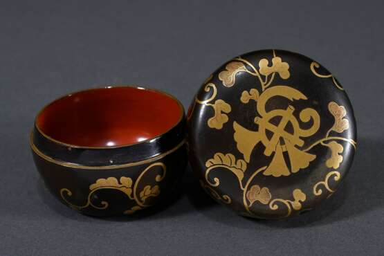 2 Various Japanese lacquerware items: round box wi… - фото 2