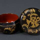 2 Various Japanese lacquerware items: round box wi… - фото 2
