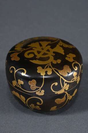2 Various Japanese lacquerware items: round box wi… - фото 3