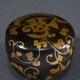 2 Various Japanese lacquerware items: round box wi… - фото 3
