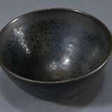 Teeschale aus bräunlichem Steinzeugscherben mit ma… - Foto 2