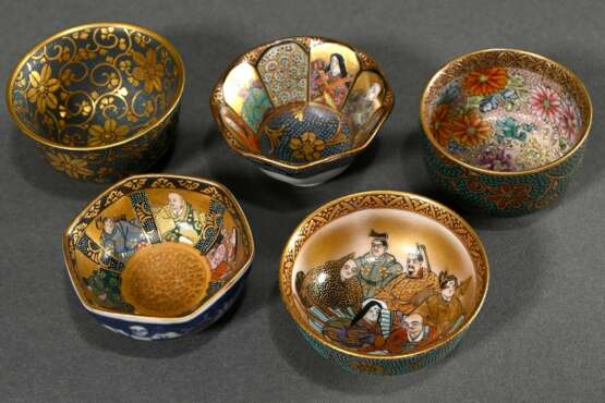 5 Various Japanese porcelain sake bowls with decor… - photo 1 5 Various Japanese porcelain sake bowls with decor… - photo 1