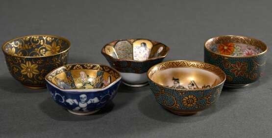5 Various Japanese porcelain sake bowls with decor… - photo 2 5 Various Japanese porcelain sake bowls with decor… - photo 2