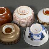 5 Various Japanese porcelain sake bowls with ornam… - photo 3