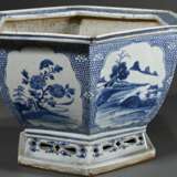 Chinese porcelain jardinière in hexagonal conical … - фото 3
