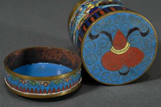 Cylindrical cloisonné box ‘Scholarly Objects’ on t… - photo 6 Cylindrical cloisonné box ‘Scholarly Objects’ on t… - photo 6