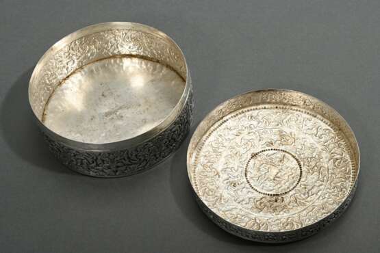Round silver lidded box with rich repoussé decorat… - photo 2 Round silver lidded box with rich repoussé decorat… - photo 2