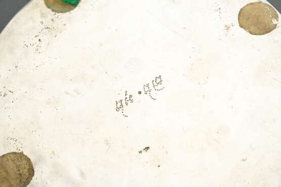 Round silver lidded box with rich repoussé decorat… - photo 3 Round silver lidded box with rich repoussé decorat… - photo 3