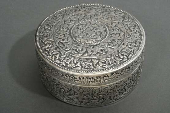 Round silver lidded box with rich repoussé decorat… - photo 4 Round silver lidded box with rich repoussé decorat… - photo 4