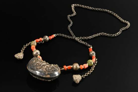 Chinese amulet necklace with double-walled pendant… - photo 1