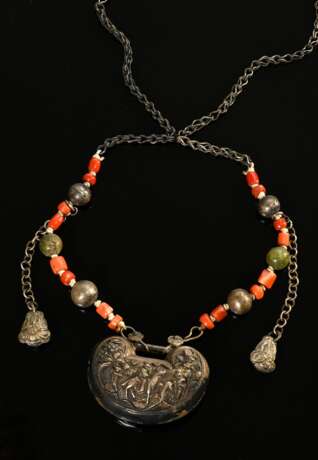 Chinese amulet necklace with double-walled pendant… - photo 2