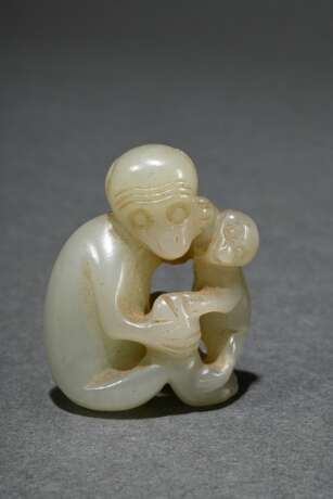 3 Various light-coloured jade toggles: ‘Cat’ (leng… - photo 2 3 Various light-coloured jade toggles: ‘Cat’ (leng… - photo 2