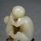 3 Various light-coloured jade toggles: ‘Cat’ (leng… - photo 3