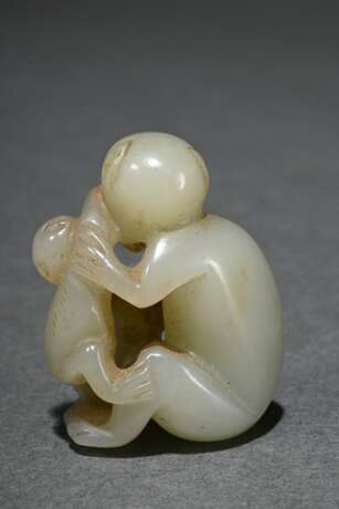 3 Various light-coloured jade toggles: ‘Cat’ (leng… - photo 3 3 Various light-coloured jade toggles: ‘Cat’ (leng… - photo 3