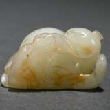 3 Various light-coloured jade toggles: ‘Cat’ (leng… - photo 4