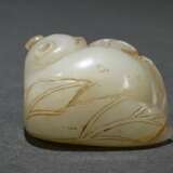 3 Various light-coloured jade toggles: ‘Cat’ (leng… - photo 5