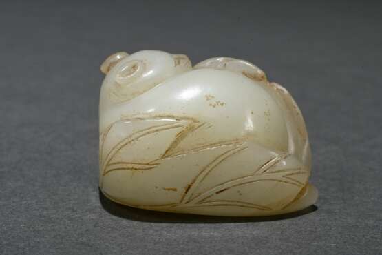 3 Various light-coloured jade toggles: ‘Cat’ (leng… - photo 5 3 Various light-coloured jade toggles: ‘Cat’ (leng… - photo 5