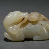 3 Various light-coloured jade toggles: ‘Cat’ (leng… - photo 6