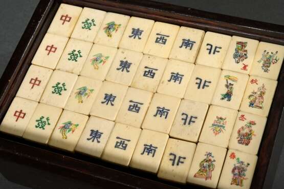 Mahjong game in wooden box with bronze ‘cash coin’… - photo 2 Mahjong game in wooden box with bronze ‘cash coin’… - photo 2