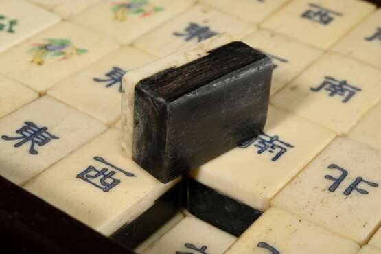 Mahjong game in wooden box with bronze ‘cash coin’… - photo 3 Mahjong game in wooden box with bronze ‘cash coin’… - photo 3