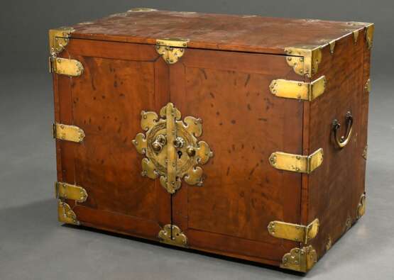 Koreanischer Kabinettschrank mit ornamentalem und … - Foto 1 Koreanischer Kabinettschrank mit ornamentalem und … - Foto 1