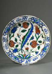 Iznik Teller mit polychromem Unterglasurdekor in S…