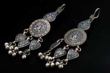 Paar indische Ohrgehänge in vegetabiler Form mit f…