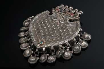 Indisches blattförmiges "Mayura" Amulett, mit getr…