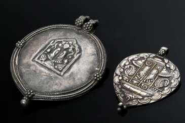 2 Diverse indische tropfenförmige und runde Amulet…