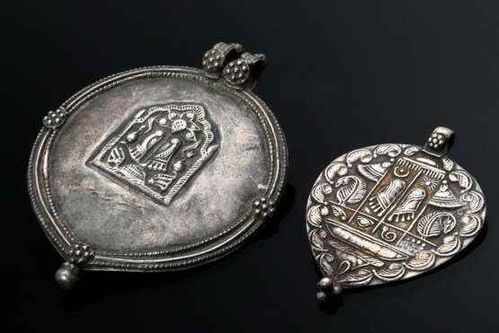 2 Diverse indische tropfenförmige und runde Amulet… - Foto 1 2 Diverse indische tropfenförmige und runde Amulet… - Foto 1