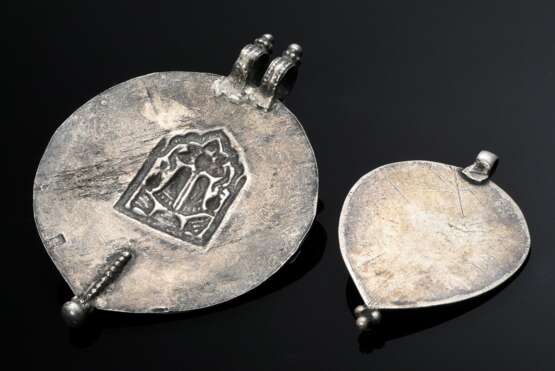 2 Diverse indische tropfenförmige und runde Amulet… - Foto 2 2 Diverse indische tropfenförmige und runde Amulet… - Foto 2